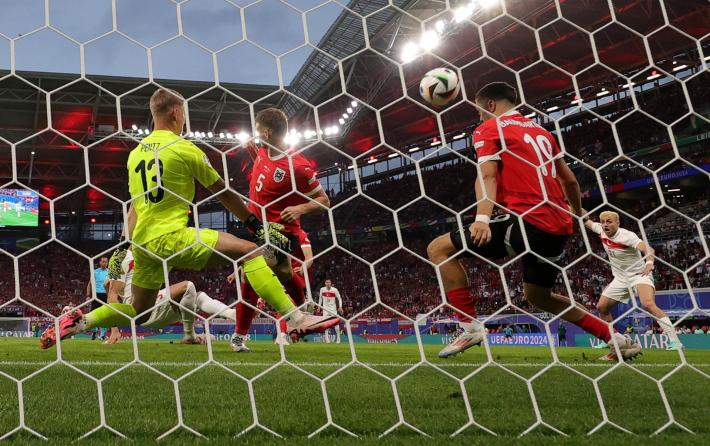 Europei 2024: la Turchia batte l'Austria  (2-1) grazie a una miracolosa parata nel recupero e per la prima volta passa ai quarti