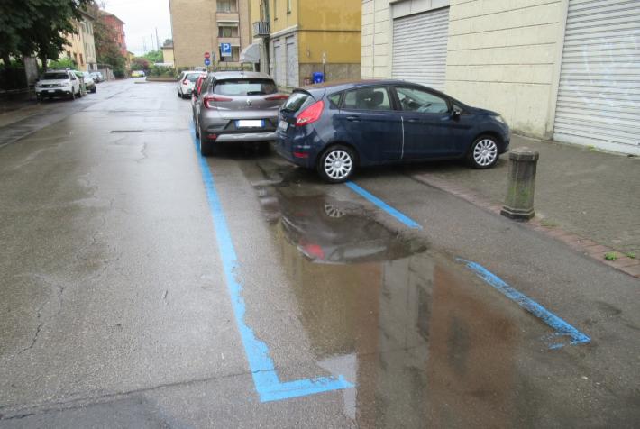 Via Sassari, quel parcheggio di traverso dentro e fuori le righe (blu)