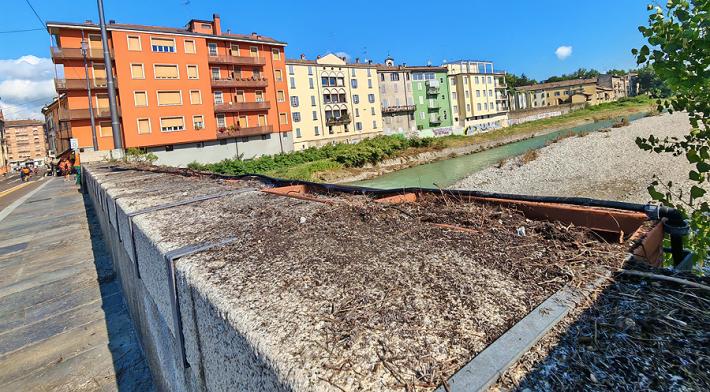 Ripulite le fioriere sul ponte di Mezzo