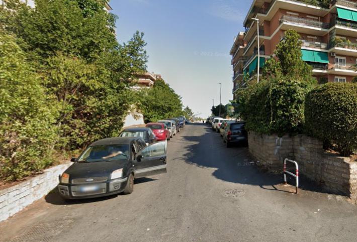 Omicidio a Roma, donna uccisa a colpi di pistola in strada. Killer in fuga su un'auto 