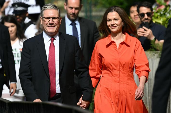 Gran Bretagna, gli exit poll danno una larghissima maggioranza al Labour di Starmer: 410 seggi. Batosta per i conservatori di Sunak (131 seggi)