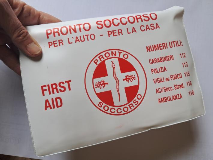 Raccolta fondi davanti al Maggiore? Una truffa. Arrivano i carabinieri, i due imbroglioni in fuga