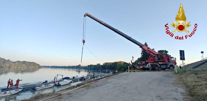 Auto finisce nel Po nella notte, due morti 