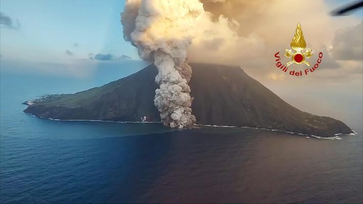 Stromboli, ripresa l'attivit&agrave; effusiva del vulcano alla Sciara del fuoco