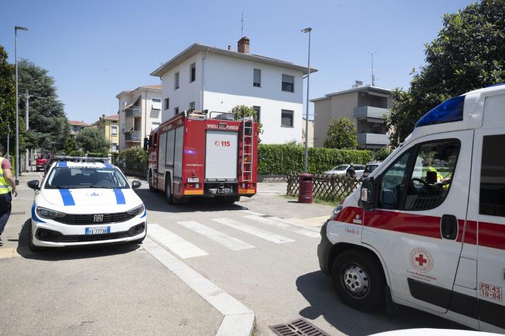 Reazione tra detergente e candeggina: quattro persone con sintomi da intossicazione, odore acre sentito in tutto il palazzo. Allarme in via Guareschi