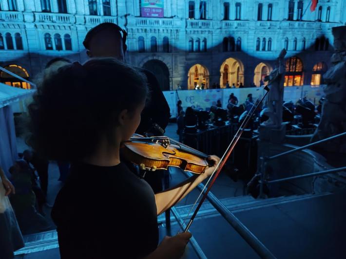 Trovano un violino nei rifiuti (mezzo rotto): &egrave; uno strumento del '700 