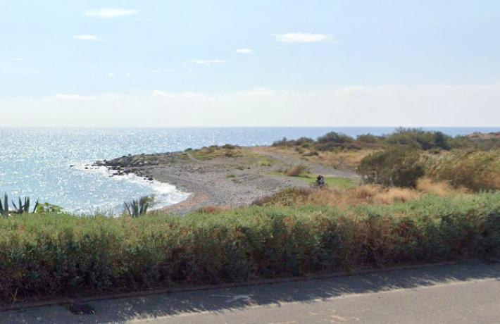 Il vento lo fa sbattere sugli scogli, muore un kitesurfer a Imperia