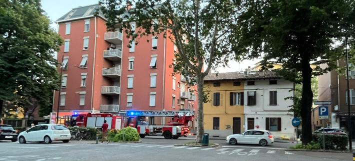 Intervento dei vigili del fuoco e dei carabinieri in Viale dei Mille