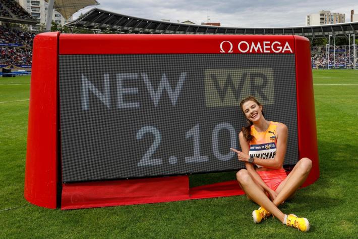 Salto in alto, nuovo record mondiale dell'ucraina  Mahuchikh: 2,10 metri. Il primato resisteva da 37 anni