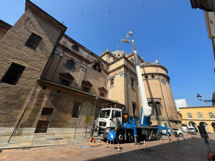 Operai sul tetto della Steccata: turisti scatenati 