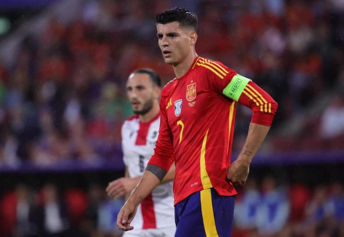 Suspense per Morata, steward lo colpisce a una gamba