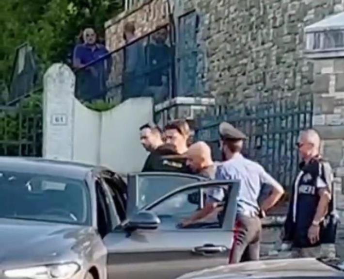 Preso Giacomo Bozzoli, condannato all'ergastolo per la morte dello zio. Era nella sua villa sul Garda nascosto in un cassettone con 50mila euro nel borsello