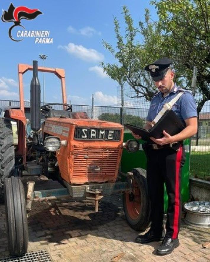 Rubano un vecchio trattore a Colorno ma gli agricoltori della zona lanciano l'allarme: i carabinieri lo recuperano a Copermio 