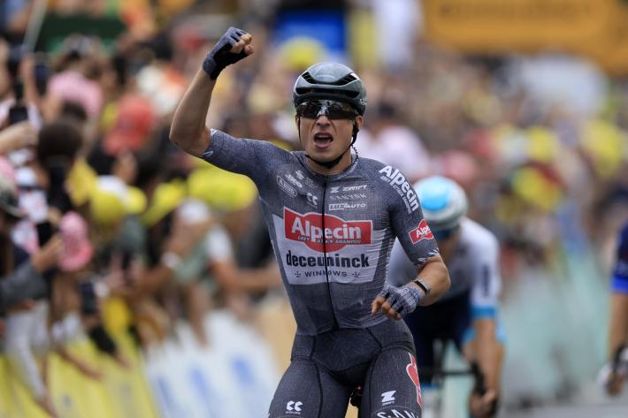 Secondo successo per Philipsen che vince la tredicesima tappa. Pogacar resta in maglia gialla