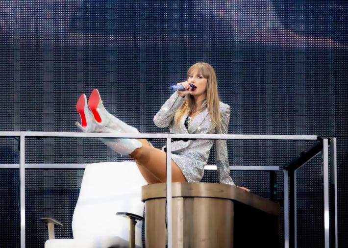 Allarme attentati terroristici ai concerti di Taylor Swift, due arresti a Vienna: annullati i tre concerti 