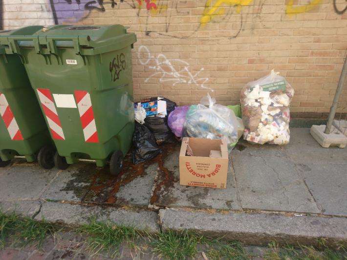 Borgo Retto: il bidone del vetro "assaltato" da altri rifuti