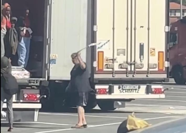 Camionista fa scendere i migranti dal tir a frustate