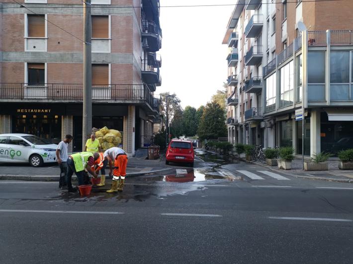 Arco di San Lazzaro, si rompe un tubo: strada allagata, tecnici al lavoro