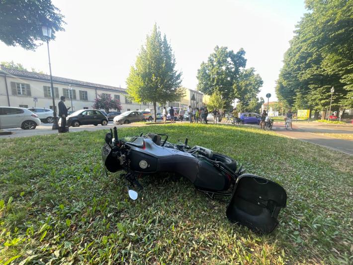 Si schianta con la moto contro un'auto. Muore un ragazzo di 22 anni