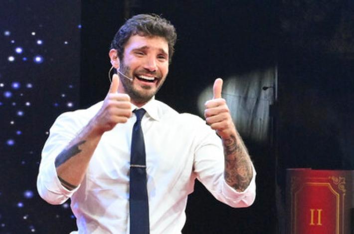 Conti sar&agrave; re degli show su Rai1, la novit&agrave; &egrave; De Martino ai "pacchi"