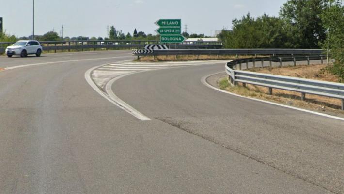 Paura sull'A1, camion esce di strada e si ribalta sulla rampa. Un ferito