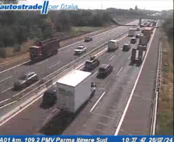 Incidente, 2 chilometri di coda fra il bivio A1/A15 e Campegine. Uscita consigliata a Parma Ovest per chi arriva da Milano