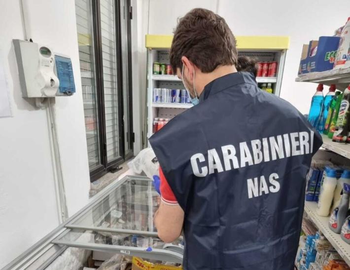 I Nas di Parma chiudono un market etnico a Piacenza.  Sequestrati 104 chili  di alimenti scaduti
