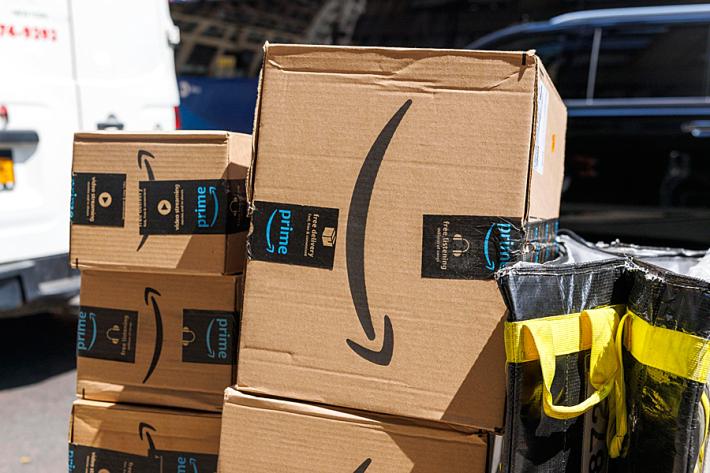 Amazon affonda a Wall Street, -10%. Tonfo Intel, -27%