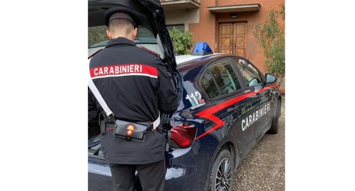 Perseguita donna lanciandole anche liquido urticante al volto: denuncia e divieto di avvicinamento