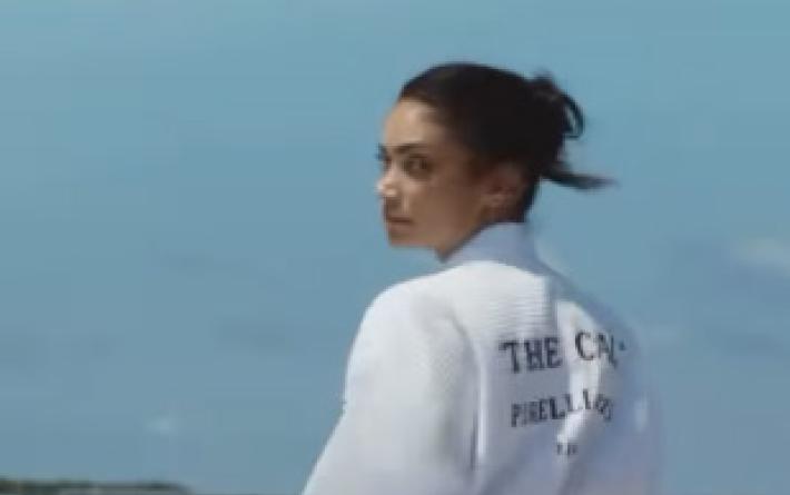 Elodie protagonista del calendario Pirelli 2025