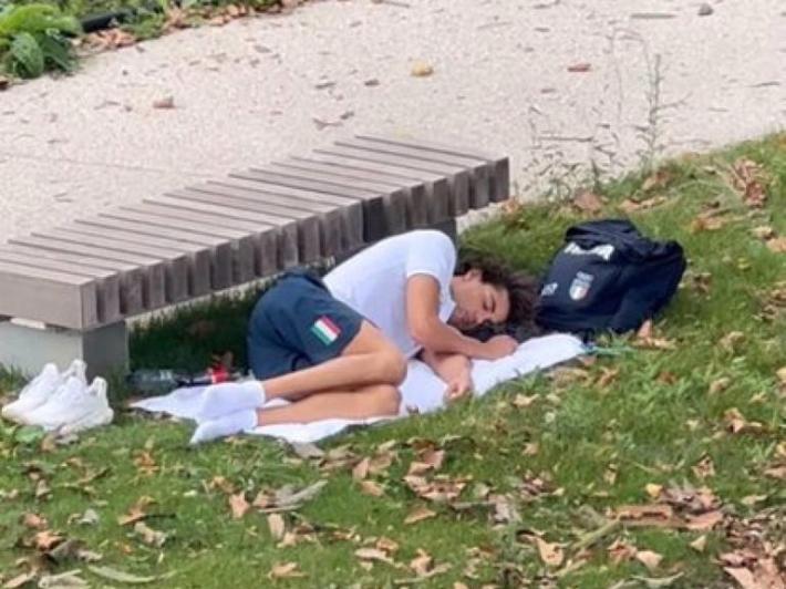 Virale video Ceccon che dorme sul prato, Fin &laquo;solo siesta&raquo;
