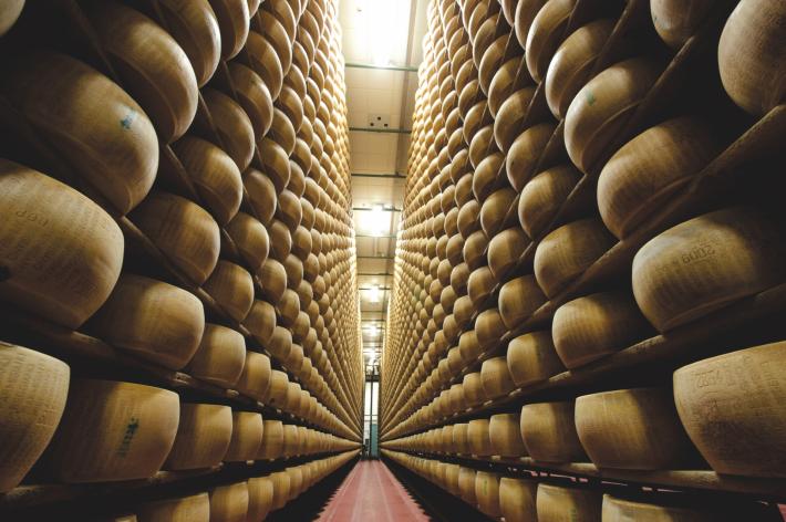 Il consorzio del parmigiano reggiano annuncia gli ottimi dati del primo semestre 2024: crescono vendite totali (+15,1% rispetto a gennaio-giugno 2023), italia (+12,9%) ed estero (+17,5)