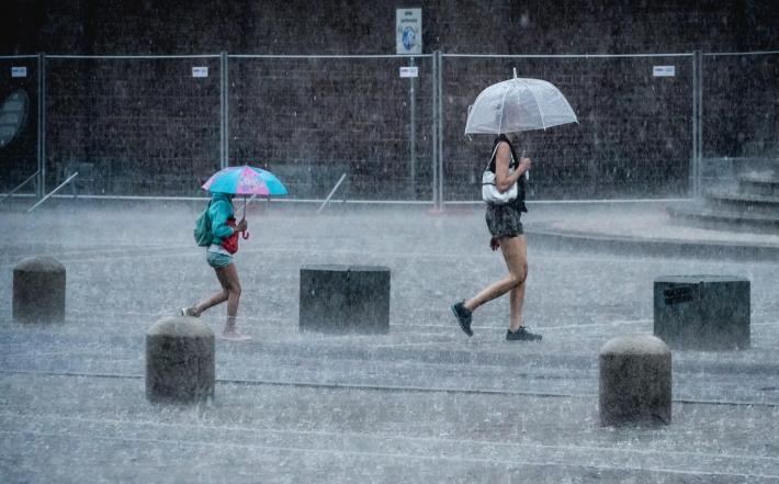Nuova forte grandinata a Torino, auto e pedoni in difficolt&agrave;