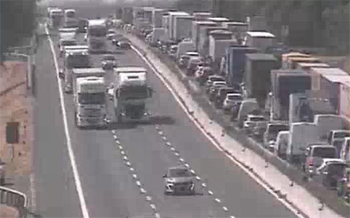 Scoppia un pneumatico e il camion va a fuoco. Momenti di paura  sull'A1