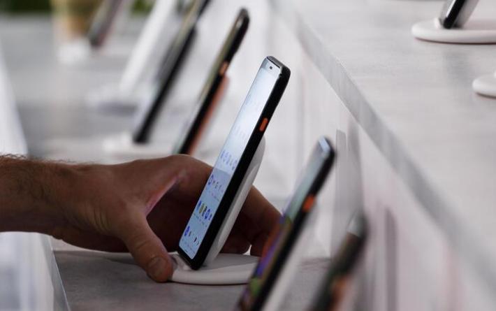 Pi&ugrave; telefoni, meno cibo, cambiati i consumi delle famiglie