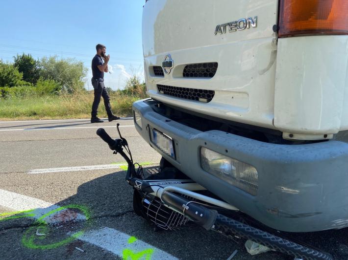 Strada Traversante Pedrignano, bici elettrica travolta da un furgone