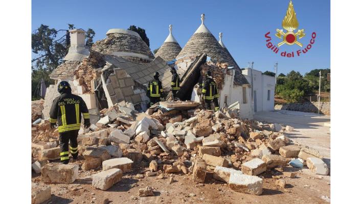 Esplosione in un trullo: un ferito, si scava tra macerie