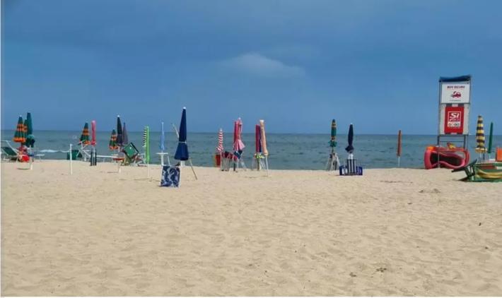Morta la donna colpita da un fulmine in spiaggia in Abruzzo
