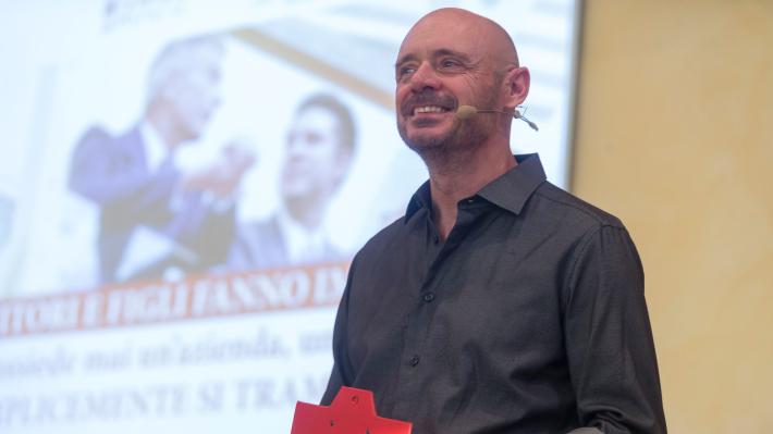 Leonardo Manera, &laquo;Homo modernus&raquo; a Compiano: &laquo;Che ansia la vita tecnologica&raquo;