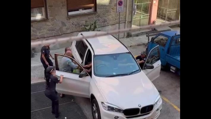 Monterosso, non paga la Ztle rifiuta l'identificazione della polizia locale: trascinato gi&ugrave; dall'auto, il video &egrave; virale