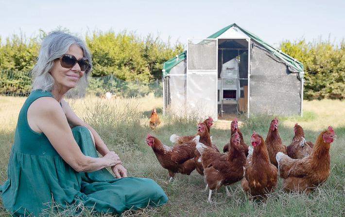Monica Bobba con alcune delle sue galline salvate dagli allevamenti intensivi 
