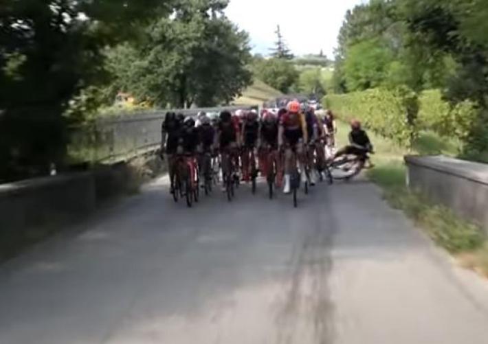 Ciclismo, l'atleta 19enne Alice Toniolli grave dopo un incidente in gara 