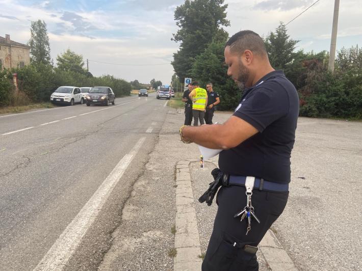 Via Cremonese: dopo lo scontro con una moto si allontana, &egrave; caccia all'auto pirata. Due feriti