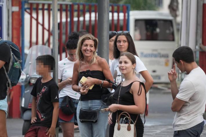 Alcuni fan di Madonna in attesa a Pompei  (foto Ansa)
