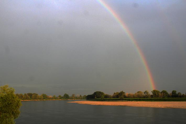 Un lungo arcobaleno ha illuminato la domenica nelle terre del Po