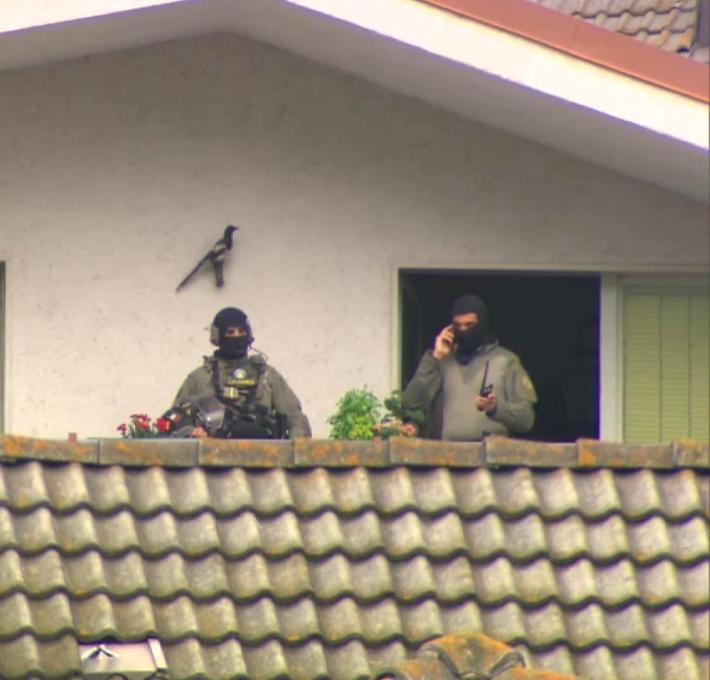 Donna uccisa a San Candido: le teste di cuoio fanno irruzione nell'appartamento 