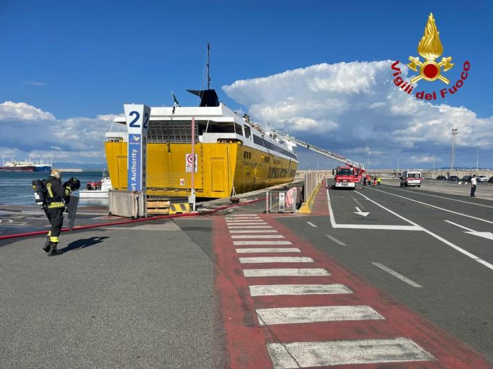 Principio di incendio sul traghetto per Piombino, in corso l'evacuazione 