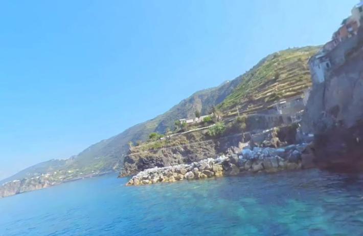 Si tuffa in mare da 10 metri alle Cinque Terre, grave ragazza 17 anni