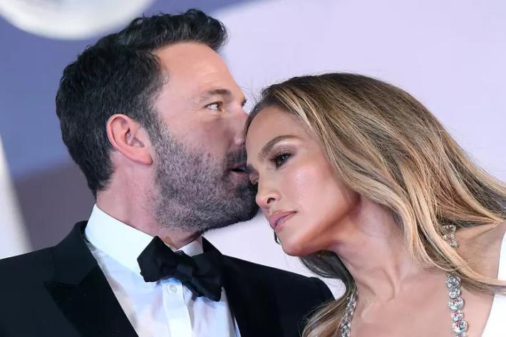 Jennifer Lopez chiede il divorzio da Ben Affleck