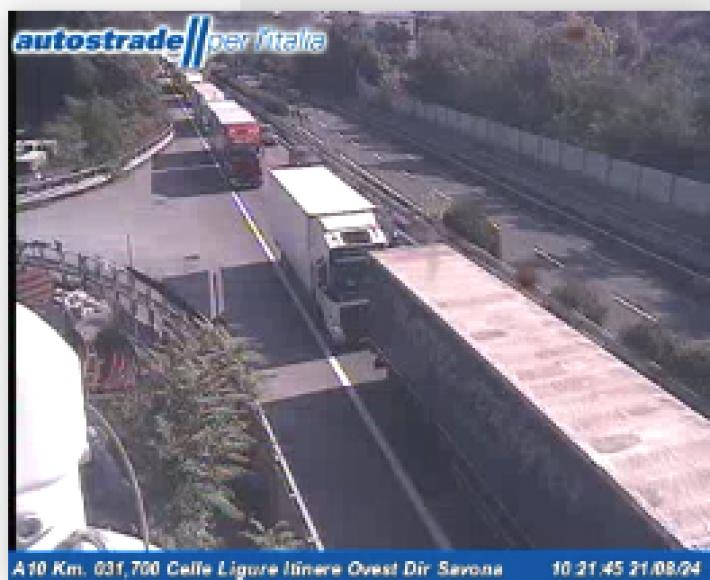 Camion perde un carico di detersivi in autostrada: traffico in tilt sull'A10 fra Genova e Savona verso Ventimiglia 